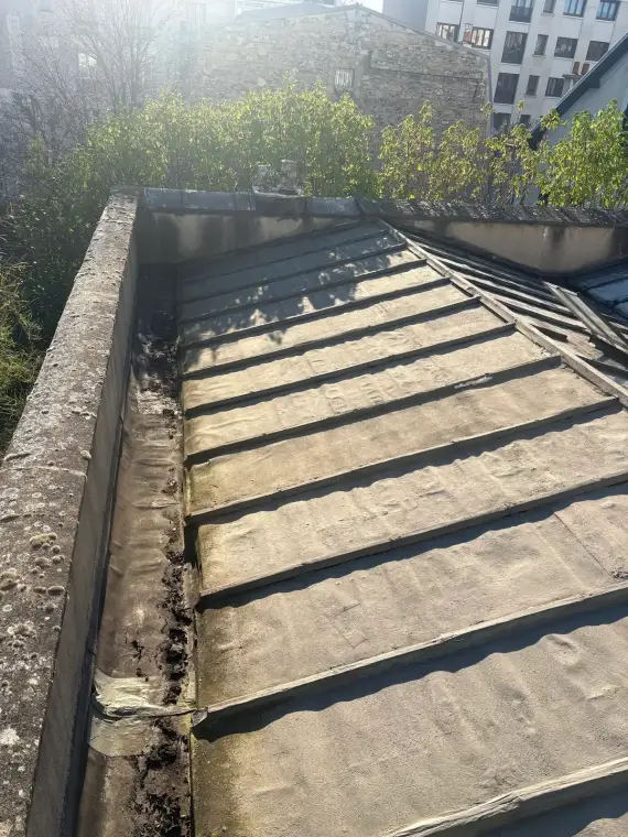 Toiture avant réparation gouttières 92