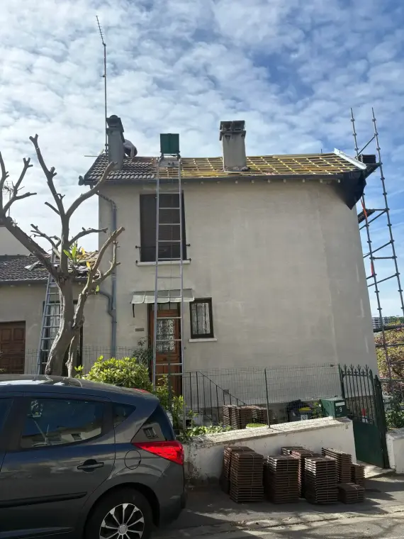 Pose de tuiles couvreur Suresnes